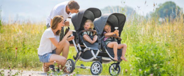 Familj med syskonvagn
